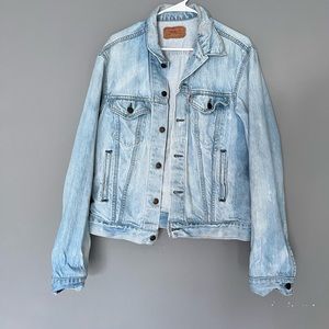 Light wash Levi’s denim jacket size L